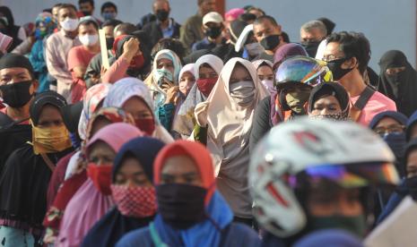 Warga mengantre penyaluran bansos tunai Kemensos, di Kantor Pos Khatib Sulaiman, Padang, Sumatera Barat.