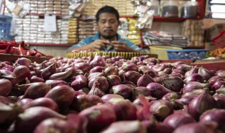 Pedagang mengupas bawang merah di pasar (ilustrasi). Kenaikan harga makanan, minuman, dan tembakau menjelang akhir tahun memincu peningkatan inflasi di Kota Purwokerto dan Cilacap, Jawa Tengah.