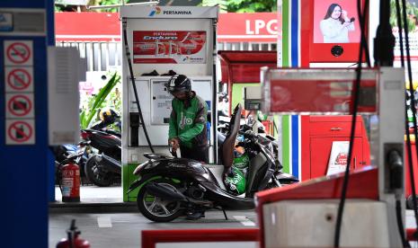 Pengendara motor mengisi sendiri kendaraannya dengan BBM di SPBU Pertamina (ilustrasi). Kementerian Keuangan (Kemenkeu) mencatat realisasi belanja subsidi bahan bakar minyak (BBM) mengalami penurunan karena adanya Pembatasan Sosial Berskala Besar (PSBB).