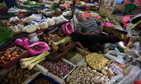 Pedagang di pasar tradisional. Pemkot Kupang, NTT, memperpanjang jam operasional pusat belanja.