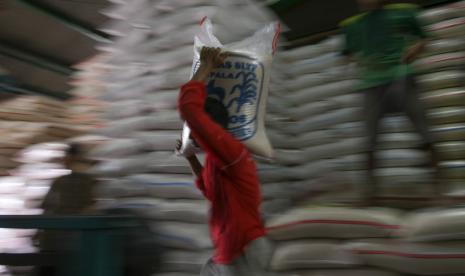 Pekerja memanggul karung berisi beras di Pasar Induk Beras Cipinang, Jakarta. Bank Dunia mewaspadai tinggi laju inflasi volatile food. Hal ini mengingat sejumlah negara termasuk Indonesia masih ketergantungan impor.