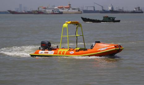 ilustrasi:kecerdasan buatan - Kapal intelligent-BOAT (i-boat) karya Institut Teknologi Sepuluh Nopember Surabaya (ITS) bermanuver saat diuji coba di perairan selat Madura, Bangkalan, Jawa Timur, Selasa (29/9/2020). Kapal yang dapat berjalan tanpa awak (autonomous) dengan mengombinasikan kecerdasan buatan (artificial intelligent).