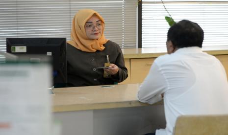 Mandiri Syariah - Petugas melayani transaksi nasabah di kantor layanan Bank Mandiri Syariah, Jakarta, beberapa waktu lalu. 