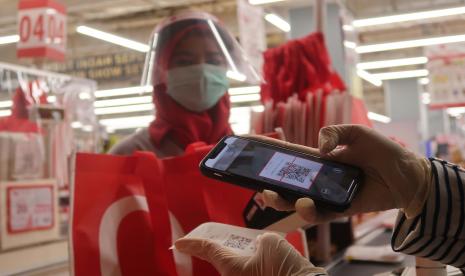 ilustrasi:pembayaran digital - Nasabah melakukan pembayaran menggunakan Scan QRIS OCTO Mobile di sebuah supermarket di Jakarta, Kamis (13/8). CIMB Niaga menyediakan pembayaran secara non-tunai dan tanpa kontak fisik (cashless dan contactless) melalui Scan QRIS OCTO Mobile, semuanya dapat dilakukan melalui handphone nasabah tanpa perlu bersentuhan dengan benda lain dengan tujuan agar masyarakat disiplin menerapkan protokol kesehatan saat beraktivitas di luar rumah saat berbelanja untuk memenuhi kebutuhan sehari-hari.