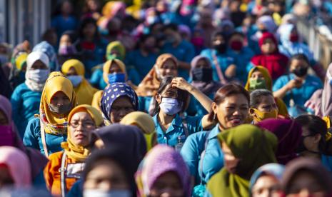 Sejumlah buruh berjalan keluar dari pabrik di Karawang (ilustrasi). Pemerintah Kabupaten Karawang menerima perwakilan buruh yang menggelar aksi unjuk rasa di depan kantor Pemerintah Kabupaten (pemkab) Karawang. Ribuan buruh ini menyuarakan penolakan terhadap UU Cipta Kerja yang baru saja disahkan DPR RI. 