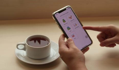 Sukuk Negara - Nasabah melakukan pembelian Sukuk Ritel (SR) 013 menggunakan OCTO Mobile (layanan mobile banking dari CIMB Niaga) melalui gawainya, di Jakarta, Rabu (2/9).