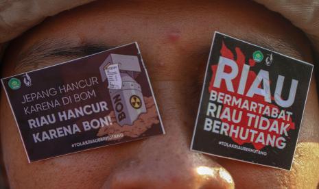  Doa Dibebaskan Dari Hutang. Foto:  Mahasiswa dari BEM Universitas Riau berunjuk rasa Tolak Riau Berutang di Pekanbaru, Riau.