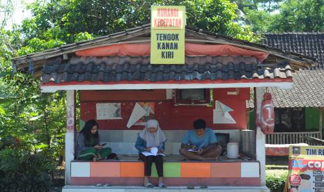 Warga memanfaatkan akses internet gratis (ilustrasi). PT Bank BTN (Persero) Tbk bersama PT Telkom (Persero) Tbk memberi layanan internet gratis bagi 30 desa di Jawa Barat.