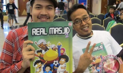 Ilustrator dan penulis komik strip religi dan pekerti Real Masjid 2 usai soft launching komik di acara Popcon Asia 2012 (29/6). Ki-ka: Faza Meonk (ilustrator) dan Tonytrax (penulis)