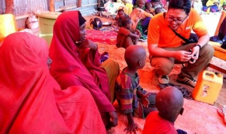 im kemanusiaan Rumah Zakat mendistribusikan paket makanandan air bersih di Camp Kaamil, Somalia.