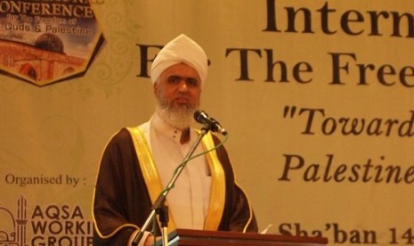 Imam Al-Aqsha Mosque, Sheikh Ali Omar Yacob Al Abbasi, delivers his message in the last day of International Conference for the Freedom of Al Quds and Palestine, in Bandung, West Java, on Thursday.  