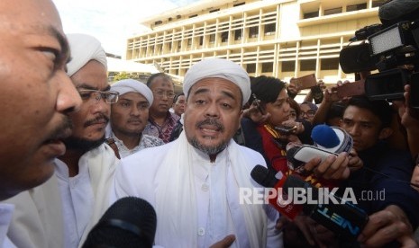 Imam besar Front Pembela Islam (FPI) Habib Muhammad Rizieq Syihab tiba untuk menjadi saksi ahli dalam gelar perkara dugaan kasus penistaan agama di Rupatama Mabes Polri, Jakarta, Selasa (15/11).