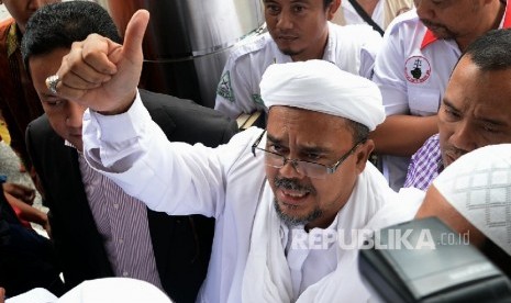 Imam besar Front Pembela Islam (FPI) Habib Rizieq Shihab saat datang memenuhi panggilan Bareskrim, Jakarta, Rabu (3/11). (Republika/Prayogi)