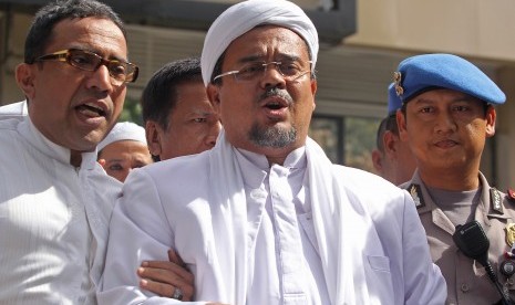 Imam Besar Front Pembela Islam (FPI) Habib Rizieq Shihab memberikan keterangan kepada wartawan usai menjalani pemeriksaan di Polda Metro Jaya, Jakarta, Senin (23/1). 