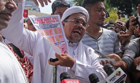 Imam Besar Front Pembela Islam (FPI), Habib Rizieq Shihab memberikan keterangan kepada wartawan usai menjalani pemeriksaan di Polda Metro Jaya, Jakarta, Senin (23/1). 