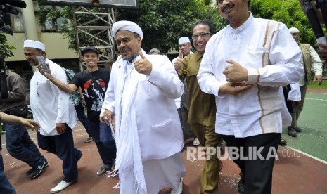 Imam Besar Front Pembela Islam (FPI) Habib Rizieq Shihab berjalan menuju mesjid untuk melaksaan Shalat Zhuhur di sela-sela pemeriksaan di Markas Polda Jawa Barat, Jalan Soekarno Hatta, Kota Bandung, Senin (13/2).