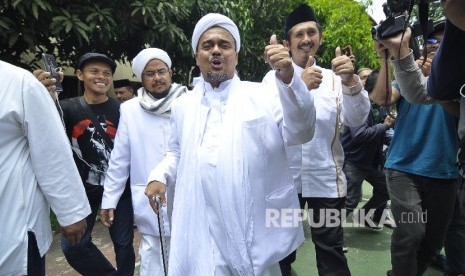 Imam Besar Front Pembela Islam (FPI) Habib Rizieq Shihab memberi keterangan kepada awak media di sela-sela pemeriksaan di Markas Polda Jawa Barat, Jalan Soekarno Hatta, Kota Bandung, Senin (13/2).