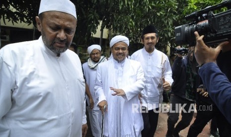 Imam Besar Front Pembela Islam (FPI) Habib Rizieq Shihab memberi keterangan kepada awak media di sela-sela pemeriksaan di Markas Polda Jawa Barat, Jalan Soekarno Hatta, Kota Bandung, Senin (13/2).