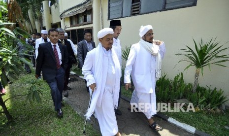 Imam Besar Front Pembela Islam (FPI) Habib Rizieq Shihab berjalan menuju ruang pemeriksaan seusai Shalat Zhuhur di Markas Polda Jawa Barat, Jalan Soekarno Hatta, Kota Bandung, Senin (13/2). 