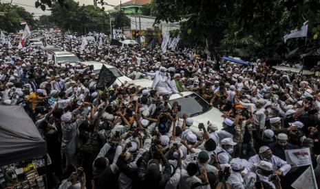 Imam Besar Front Pembela Islam (FPI) Habib Rizieq Shihab menyapa massa saat tiba di kawasan Petamburan, Jakarta.