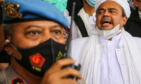 Imam Besar Front Pembela Islam (FPI) Habib Rizieq Shihab (tengah) bersiap menjalani pemeriksaan di Mapolda Metro Jaya, Jakarta Selatan, Sabtu (12/12/2020). 