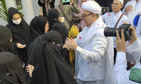 Imam besar Front Pembela Islam (FPI) Habib Rizieq Shihab (HRS) setiba di kediaman Petamburan, Kecamatan Tanah Abang, Jakarta Pusat, Rabu (20/7/2022). 