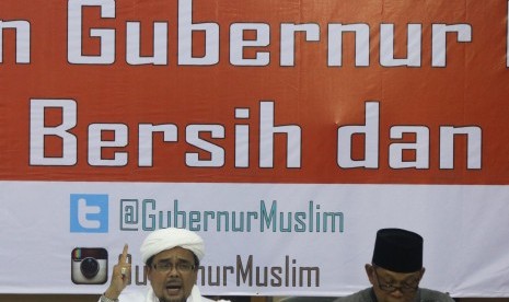 Imam Besar Front Pembela Islam (FPI) Habib Rizieq Syihab (kiri) bersama Pembina Dewan Dakwah Islamiyah Indonesia (DDII) KH A Cholil Ridwan (kanan) membuka Konvensi Menuju Satu Cagub Muslim di Jakarta, Kamis (25/2). 