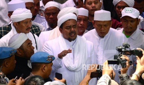 Imam besar Front Pembela Islam (FPI) Habib Rizieq Syihab memberi keterangan kepada awak media di sela-sela pemeriksaan di Markas Polda Jabar, Jalan Sokarno Hatta, Kota Bandung, Kamis (12/1). 