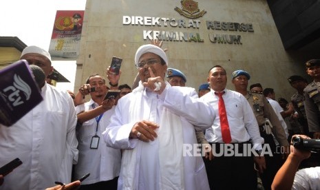 Grand Imam of the Islamic Defenders Front Habib Rizieq Shihab gave statement to the reporters before being questioned at witness in treason case of Rachmawati Soekarnoputri, at Jakarta Metro Police Headquarters, Jakarta, on Wednesday (February 1).