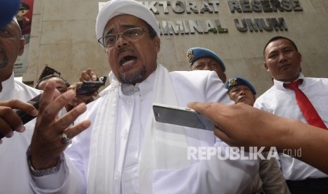 Imam Besar Front Pembela Islam Rizieq Shihab memberikan keterangan kepada awak media sebelum menjalani pemeriksaan sebagai saksi di Direkorat Kriminal Umum Polda Metro Jaya, Jakarta, Rabu (1/2).