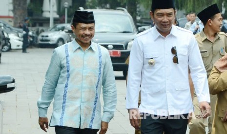 Imam Besar Islamic Center of New York KH M Syamsi Ali (kiri) berjalan bersama Gubernur Jawa Barat Ridwan Kamil menuju Masjid Al Muttaqin, Gedung Sate, Kota Bandung, untuk melaksanakan shalat dzuhur, Senin (16/9).