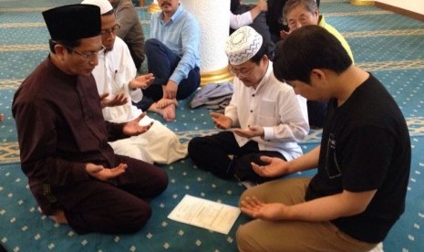 Imam Besar Masjid Istiqlal Nasaruddin Umar (kiri) menuntutn pembacaan dua kalimat syahadat Jung Yeong-cheol yang menjadi mualaf di Masjid Al Fatah, Busan, Korea Selatan, Ahad (28/8).