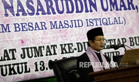  Imam Besar Masjid Istiqlal Nasaruddin Umar memberikan kajian usai Shalat Jumat di Masjid Istiqlal, Jakarta, Jumat (8/9).