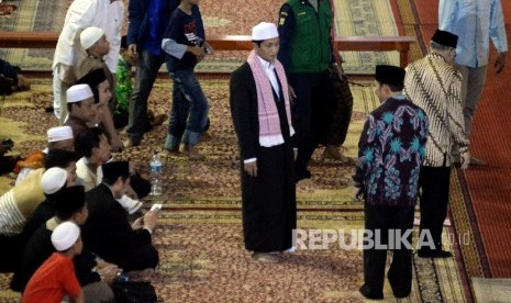 Imam Besar Masjid Istiqlal Nasaruddin Umar mengikuti Takbir Akbar Nasional 2016 di Masjid Istiqlal Jakarta, Selasa (5/7). Takbir Akbar Nasional tersebut digelar untuk menyambut Idul Fitri 1 Syawal 1437 H yang jatuh pada hari Rabu (6/7).