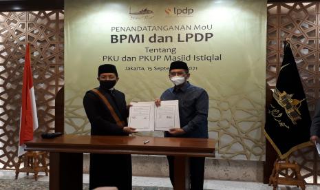 Imam Besar Masjid Istiqlal Prof KH Nasaruddin Umar dan Direktur Utama LPDP Andin Hadiyanto menandatangani nota kesepahaman Penyelenggaraan Pendidikan Kader Ulama Masjid Istiqlal (PKU-MI) di Masjid Istiqlal, Rabu (15/9). 