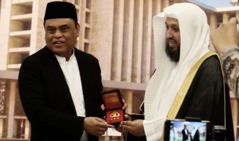 Imam Besar Masjidil Haram, Syekh Hasan Bukhori (kanan) dan Wakil Ketua DMI, Sjafruddin