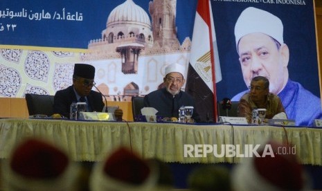  Imam Besar Universitas Al Azhar di Kairo Muhammad Ahmad Al Thayyib (tengah) bersama Rektor UIN Syarif Hidayatullah Dede Rosyada dan Mantan Menteri Agama Quraish Shihab di UIN Syarif Hidayatullah, Tangerang Selatan.