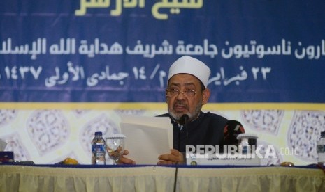 Imam Besar Al-Azhar: Simbol Agama Bukan Alat Perang Politik. Foto: Imam Besar Universitas Al Azhar di Kairo Muhammad Ahmad Al Thayyib memberikan pemaparan saat kuliah umum yang diadakan di Kampus UIN Ciputat, Tangerang Selatan, Selasa (23/2).