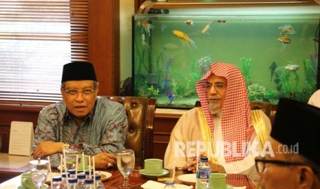 Imam dan Khotib Masjidil Haram Syekh Dr Sholeh bin Abdullah bin Humaid mengunjungi kantor PBNU disambut Ketua Umum PBNU Prof KH Said Aqil Siroj beserta jajaran pengurus PBNU, Jumat (4/5).