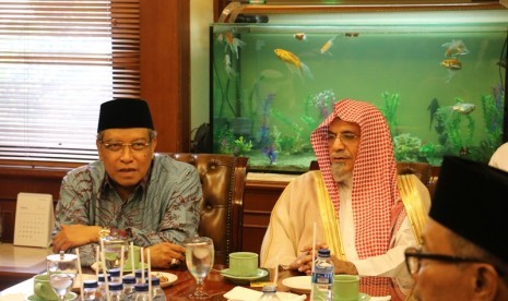 Imam dan Khotib Masjidil Haram Syekh Dr Sholeh bin Abdullah bin Humaid mengunjungi kantor PBNU disambut Ketua Umum PBNU Prof KH Said Aqil Siroj beserta jajaran pengurus PBNU, Jumat (4/5).