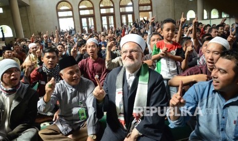 Imam Masjid Al Aqsha Palestina Syeikh Ikrimah Shabri hadir di tengah-tengah masyarakat pada Tabligh Akbar Special Ramadhan oleh Komite Nasional untuk Rakyat Palestina (KNRP), di Masjid Raya Provinsi Jabar, Alun-alun Kota Bandung, Ahad (12/6).