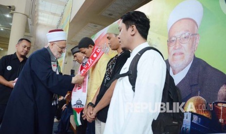 Imam Masjid Al Aqsha Palestina Syeikh Ikrimah Shabri memberikan apresiasi kepada jamaah yang memberikan donasi pada 'Tablig Akbar Spesial Ramadhan' oleh Komite Nasional untuk Rakyat Palestina (KNRP), di Masjid Raya  Bandung, Ahad (12/6). (Republika/Edi Yus