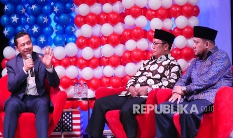 Imam Masjid Al-Hikmah New York Shamsi Ali, berbicara pada acara diskusi mengenai kehidupan beragama di Amerika, Rabu (25/1)