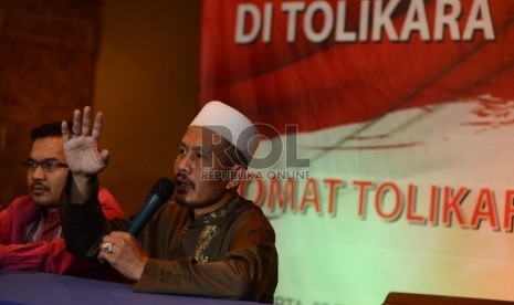   Imam Masjid Al Mutaqin Tolikara Ali Mukhtar (kanan) menyampaikan pemaparannya saat berdiskusi dengan tema 