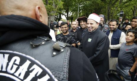 Imam Masjid Al Noor Gamal Fouda menyambut anggota klub motor Tu Tangata di masjid tersebut di Christchurch, Selandia Baru, Ahad (15/3). Peringatan nasional setahun penembakan masjid dibatalkan karena virus corona.