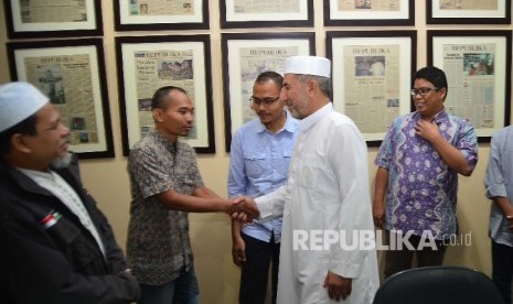  Imam Masjid Aqsha Sheikh Mustafa Muhammad Abdel Rahman AtTawil menyalami awak redaksi saat mengunjungi kantor Redaksi Republika di Jakarta, Senin (5/6).