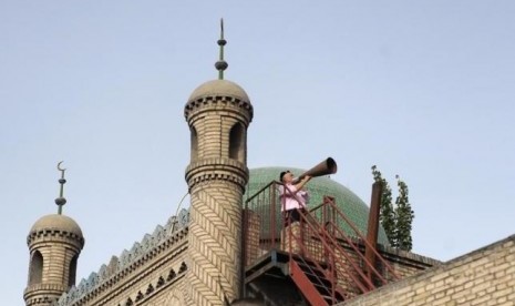 Imam masjid melaksanakan azan di masjid terbesar kedua di wilayah Xinjiang.