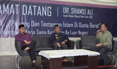 Imam Masjid New York Shamsi Ali (tengah) dan Yusuf Mansyur (kiri) berbicara dlam diskusi 'Peluang dan Tantangan Islam di Dunia Barat' di Sekolah Insan Cendekia Madani (ICM), Serpong, Rabu (16/12)