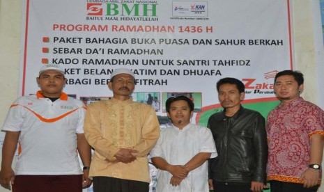 Imam Masjid Tolikara Ali Muchtar bersama pengurus BMH Jayapura, Papua, di kantor BMH Jayapura, Kamis (30/7)