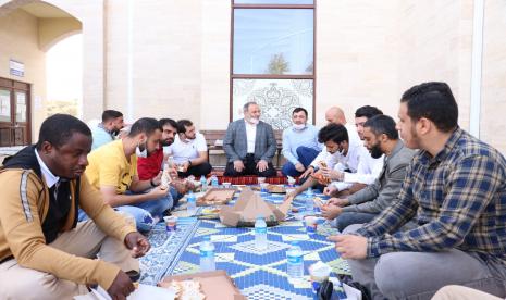 Staf Masjid Turki Bantu Mahasiswa Asing Selama Pandemi. Imam masjid Universitas Sakarya, Erol Demir (tengah) saat menjamu makan siang untuk mahasiswa asing di Turki, 6 Oktober 2020.